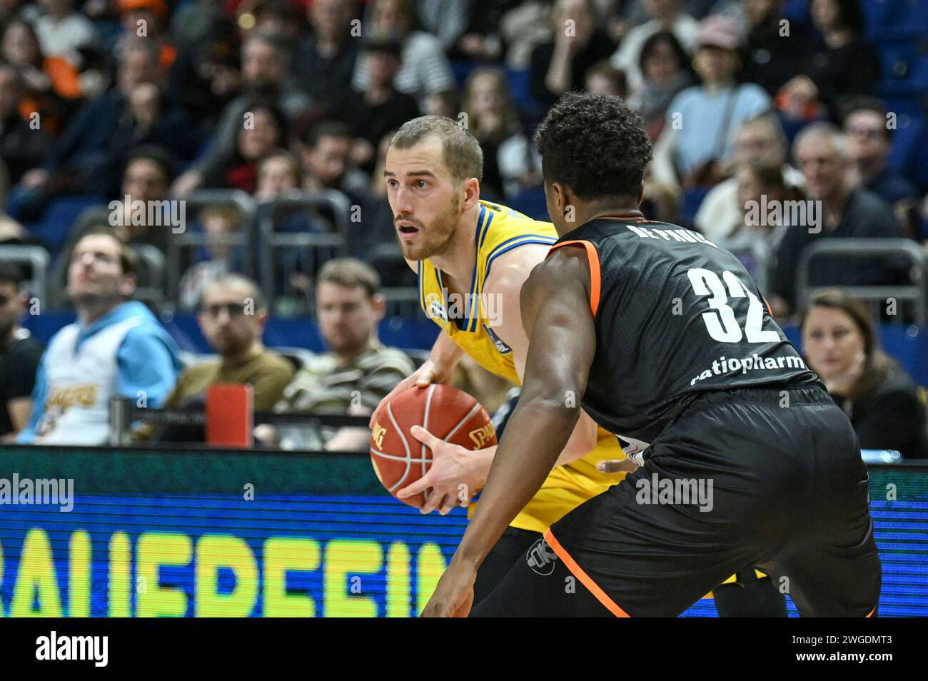 Berlin, Deutschland 04. Februar 2024: 1. BBL - 2023/2024 - Alba Berlin vs. Ratiopharm Ulm im Bild: v. li. im Zweikampf Matt Thomas (Alba Berlin), George de Paula (ratiopharm Ulm) Stockfoto