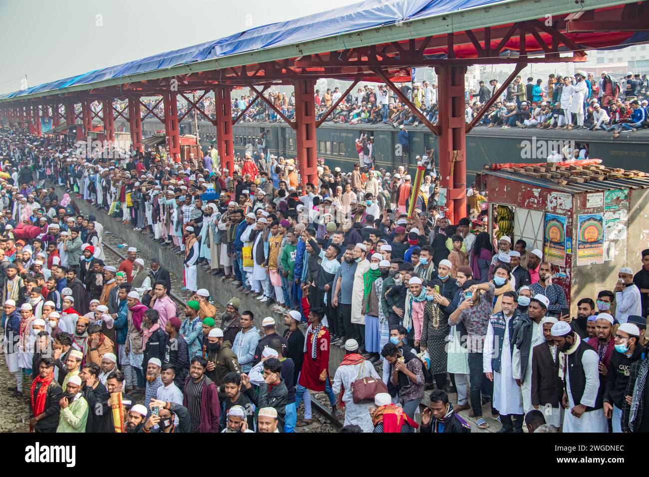 Begeben Sie sich auf eine kurze, aber eindrucksvolle Fahrt auf dem Dach des Ijtema-Zuges in Bangladesch, dieses Bild wurde am 4. Februar 2024 vom Bahnhof Tonggi aufgenommen Stockfoto