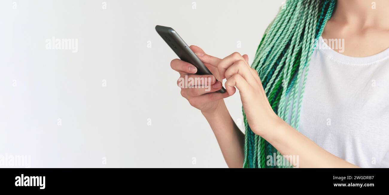 Kreative Frisuren Mobile Chat-Frau, die surft Stockfoto