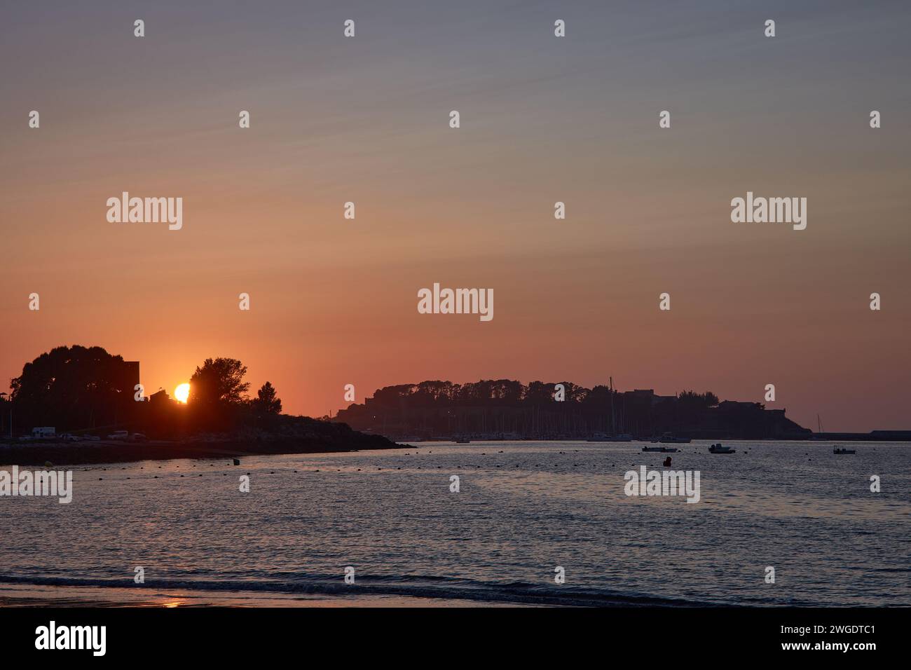 La Ladeira Beach wird rot mit den Sonnenuntergängen mit dem Hintergrund des Monte Real und der Cies-Inseln Stockfoto