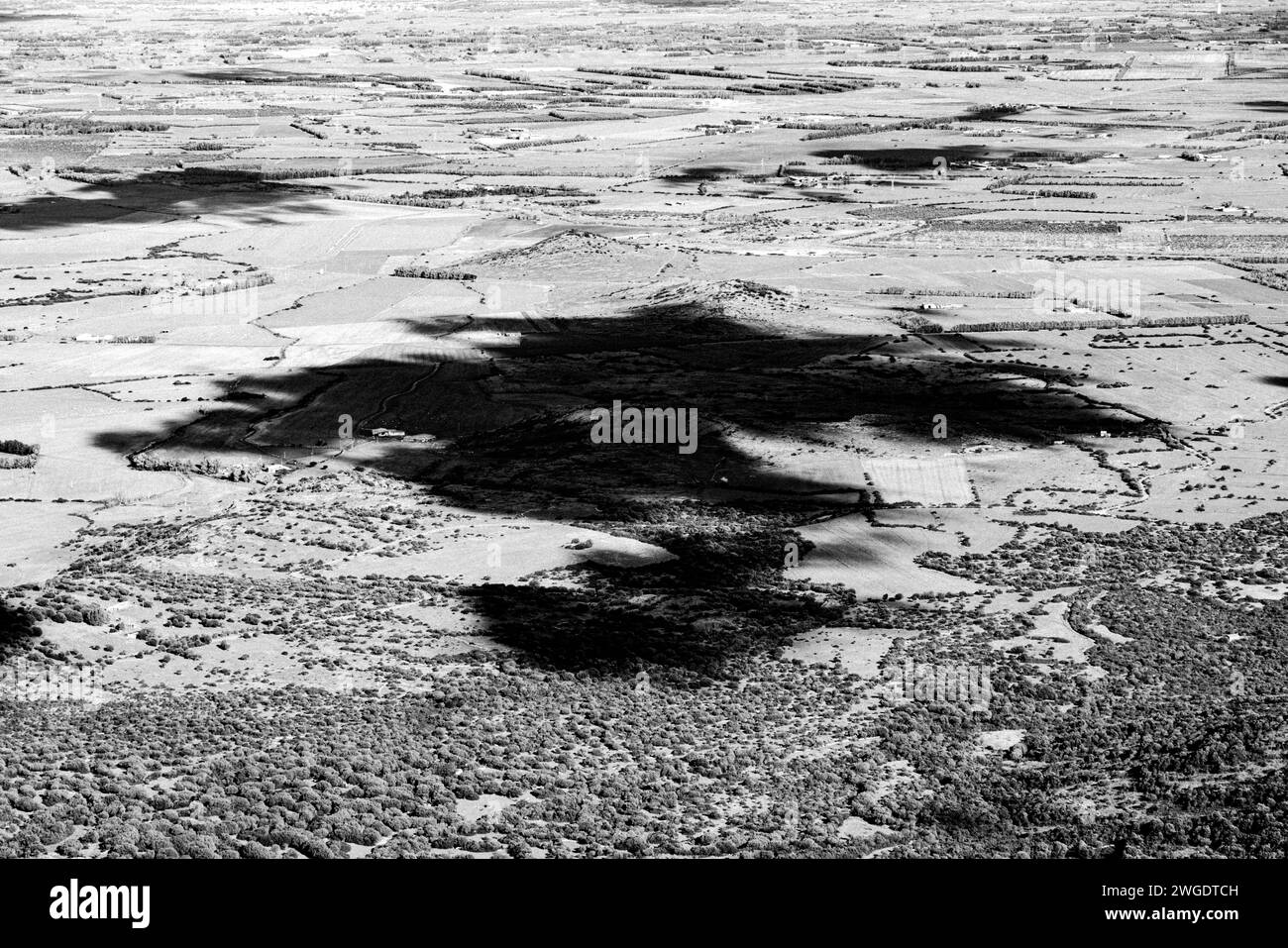 Der Schatten einer Wolke in der mittelkampikanischen Landschaft im Südwesten Sardiniens. Stockfoto
