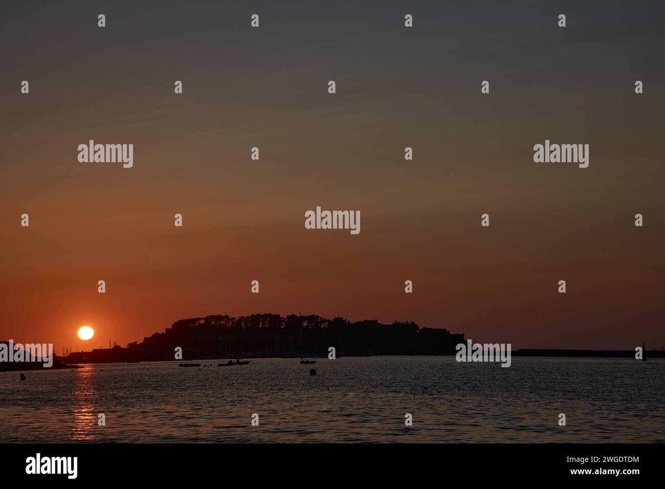 La Ladeira Beach wird rot mit den Sonnenuntergängen mit dem Hintergrund des Monte Real und der Cies-Inseln Stockfoto