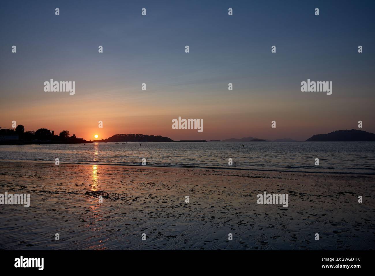 La Ladeira Beach wird rot mit den Sonnenuntergängen mit dem Hintergrund des Monte Real und der Cies-Inseln Stockfoto