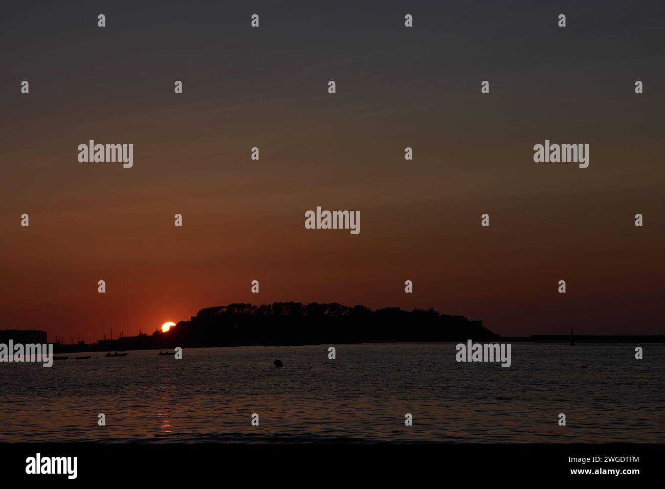 La Ladeira Beach wird rot mit den Sonnenuntergängen mit dem Hintergrund des Monte Real und der Cies-Inseln Stockfoto