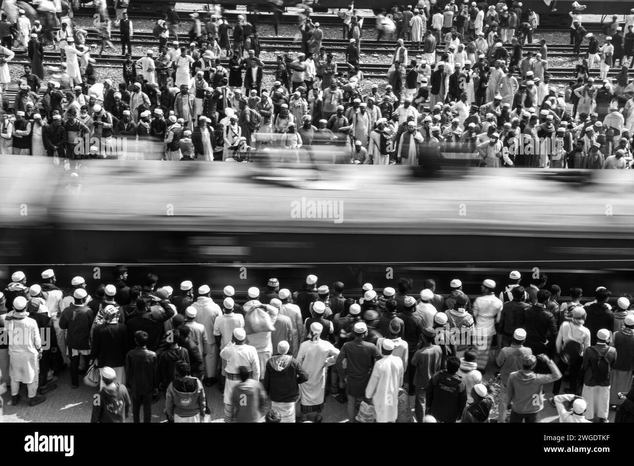 Begeben Sie sich auf eine kurze, aber eindrucksvolle Fahrt auf dem Dach des Ijtema-Zuges in Bangladesch, dieses Bild wurde am 4. Februar 2024 vom Bahnhof Tonggi aufgenommen Stockfoto