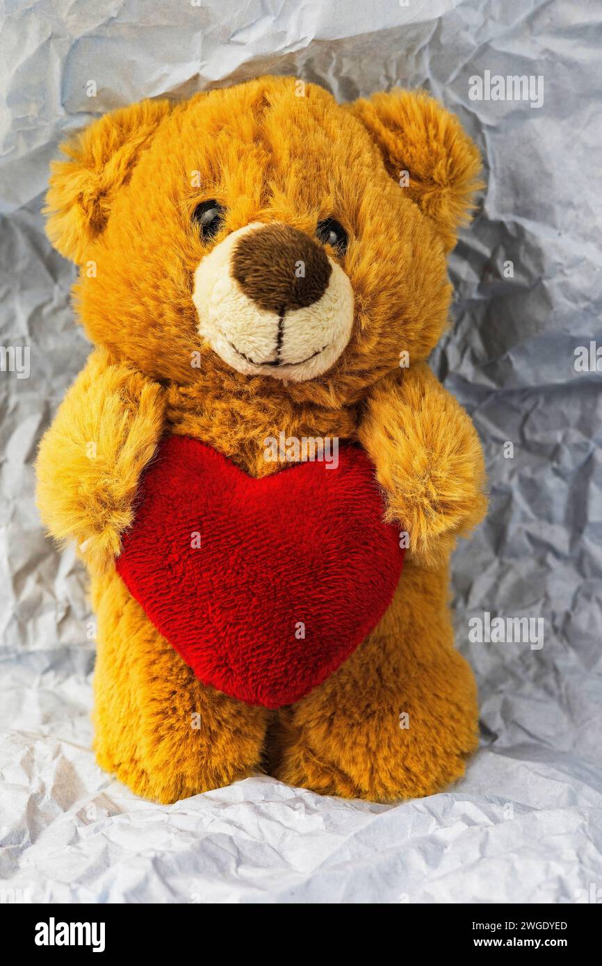 Teddybär mit Herz, Vintage-Ton, Konzept der Liebe, Valentinstag Feiertage. Muttertag. Stockfoto