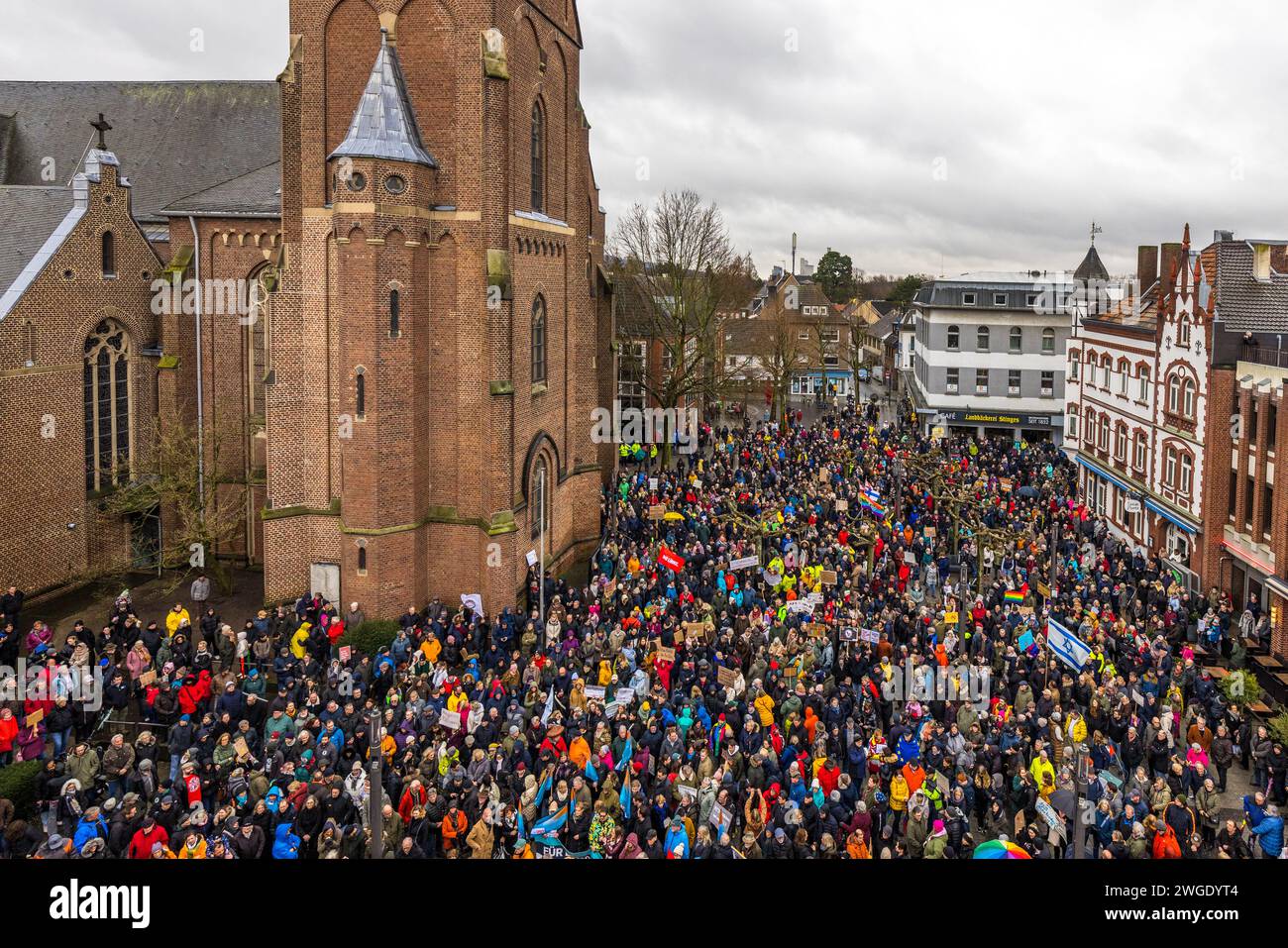 Mehr als 4000 Demonstranten auf dem Marktplatz. Demonstration gegen Rechtsextremismus am 4.2.2024 in Grevenbroich Stockfoto