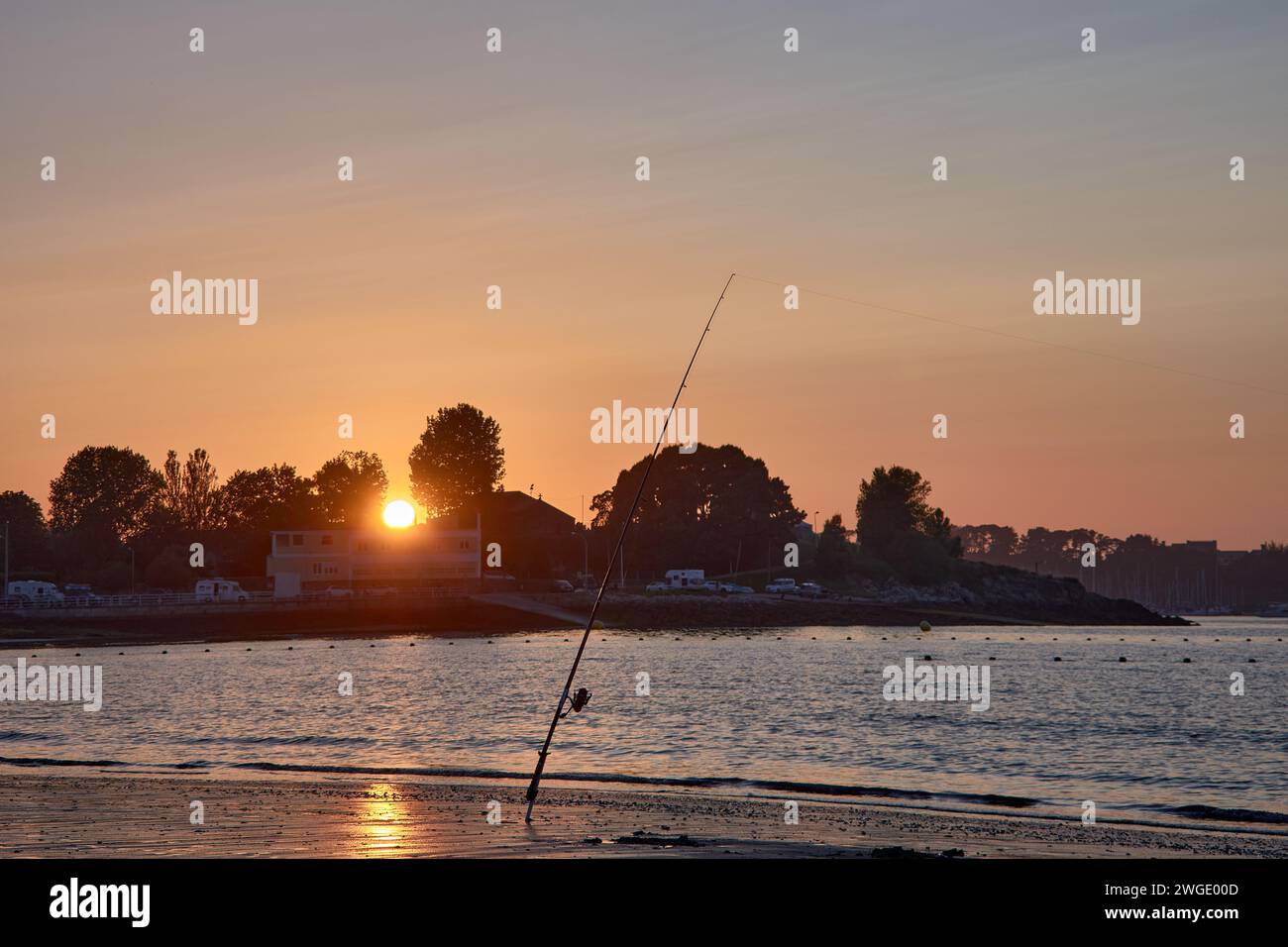 La Ladeira Beach wird rot mit den Sonnenuntergängen mit dem Hintergrund des Monte Real und der Cies-Inseln Stockfoto