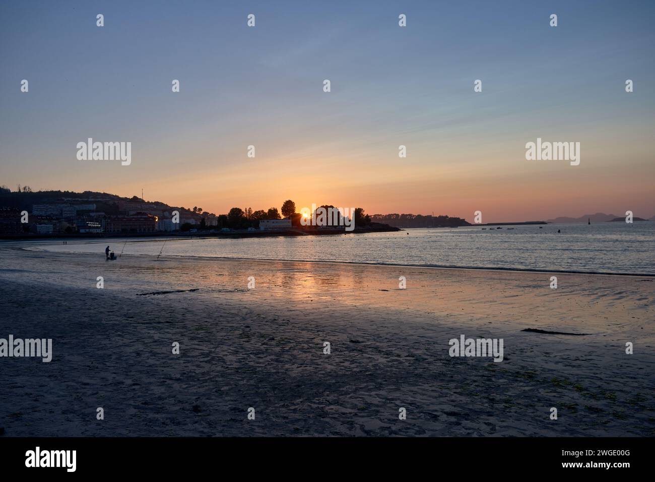 La Ladeira Beach wird rot mit den Sonnenuntergängen mit dem Hintergrund des Monte Real und der Cies-Inseln Stockfoto