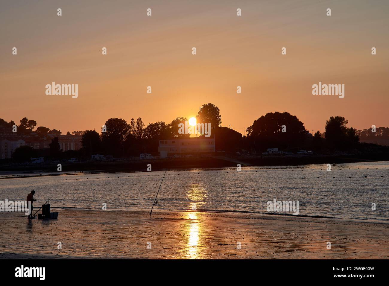 La Ladeira Beach wird rot mit den Sonnenuntergängen mit dem Hintergrund des Monte Real und der Cies-Inseln Stockfoto