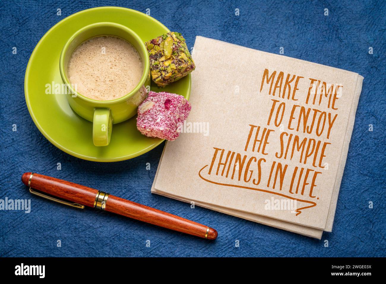 Nehmen Sie sich Zeit, die einfachen Dinge des Lebens zu genießen – inspirierende Notiz auf einer Serviette mit einer Tasse Kaffee, Selbstpflege und persönlichem Entwicklungskonzept Stockfoto