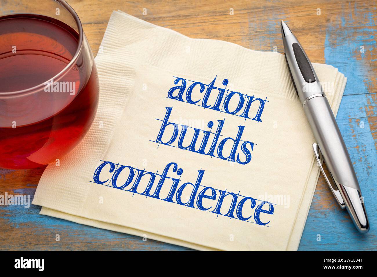 Action baut Selbstvertrauen auf – inspirierende Notiz zu Anpkin mit Tee, persönliches Entwicklungskonzept Stockfoto