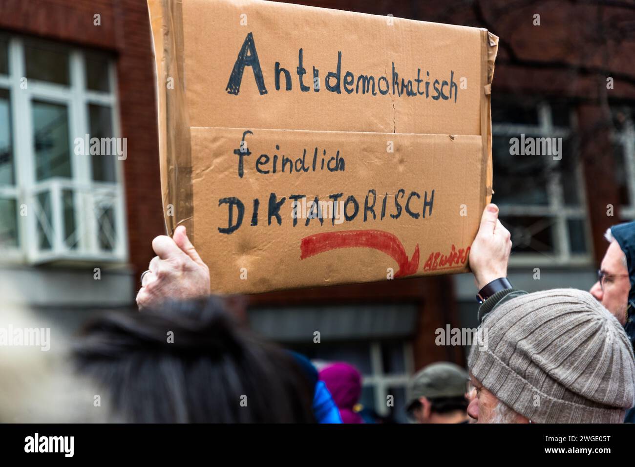 AFD bedeutet: Antidemokratisch feindselig diktatorisch. Demonstration gegen Rechtsextremismus am 4.2.2024 in Grevenbroich Stockfoto