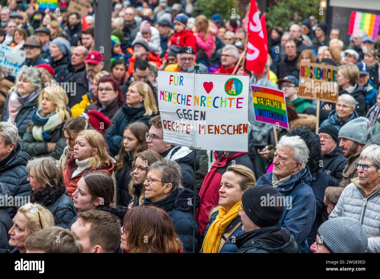 Für Menschenrechte gegen Rechtsextremisten. Demonstration gegen Rechtsextremismus am 4.2.2024 in Grevenbroich Stockfoto