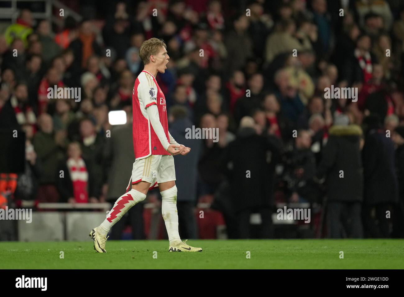 Arsenal's Martin Odegaard celebrates his team's victory at the end of the English Premier League soccer match between Arsenal and Liverpool at Emirates Stadium in London,, Sunday, Feb. 4, 2024. (AP Photo/Kin Cheung) Stockfoto