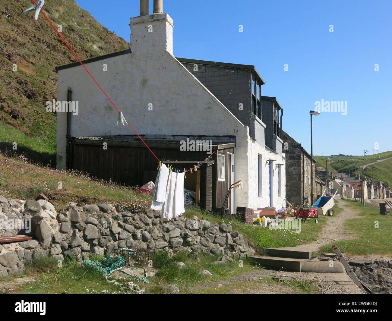 Besuch von Aberdeenshire: Das hübsche, aber abgelegene Fischerdorf Crovie hat nur Fußgängerzugang zu einer einzigen Reihe von Cottages an der Küste. Stockfoto