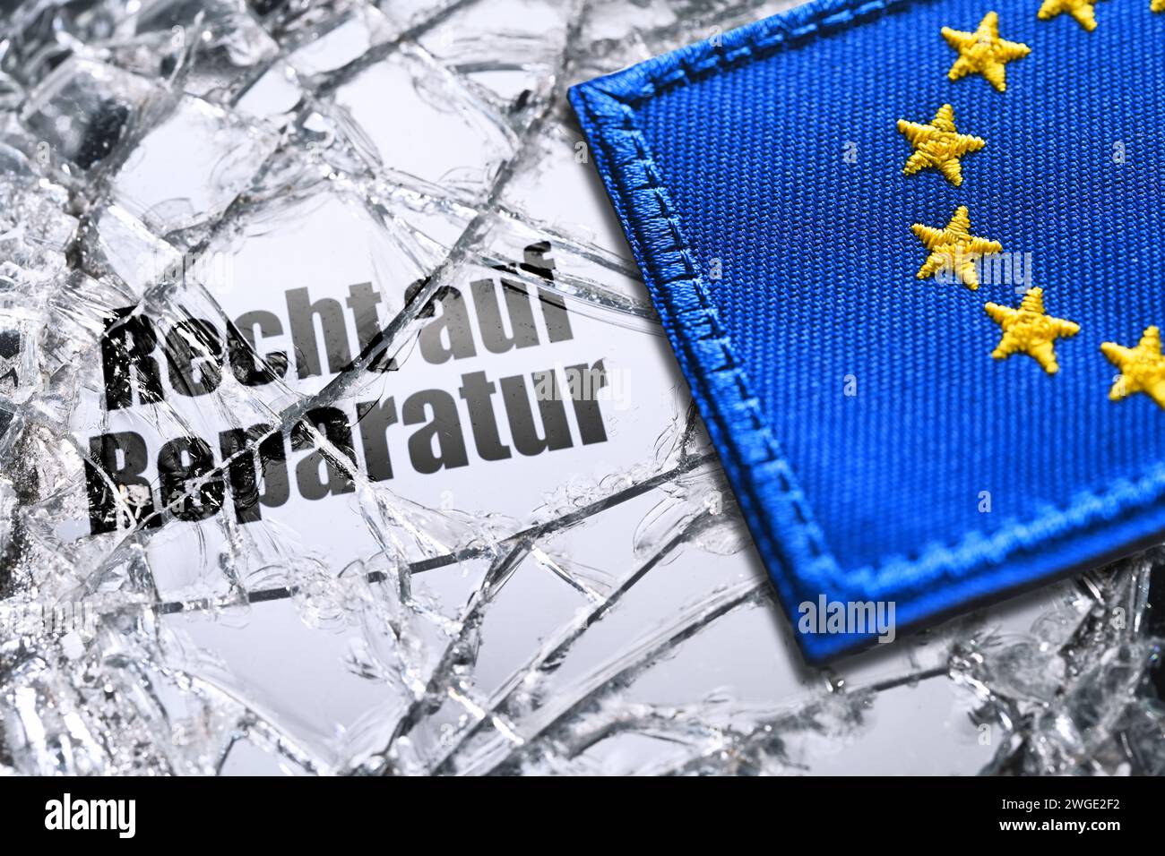 EU-Flagge auf Einem defekten Spiegel mit der Aufschrift „Recht zur Reparatur“, Fotomontage Stockfoto