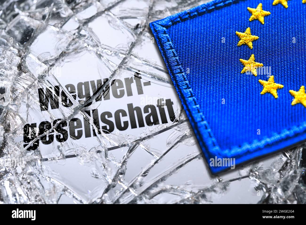 EU-Flagge auf Einem kaputten Spiegel mit der Aufschrift Einweg-Gesellschaft, Symbol-Foto Recht auf Reparatur, Fotomontage Stockfoto