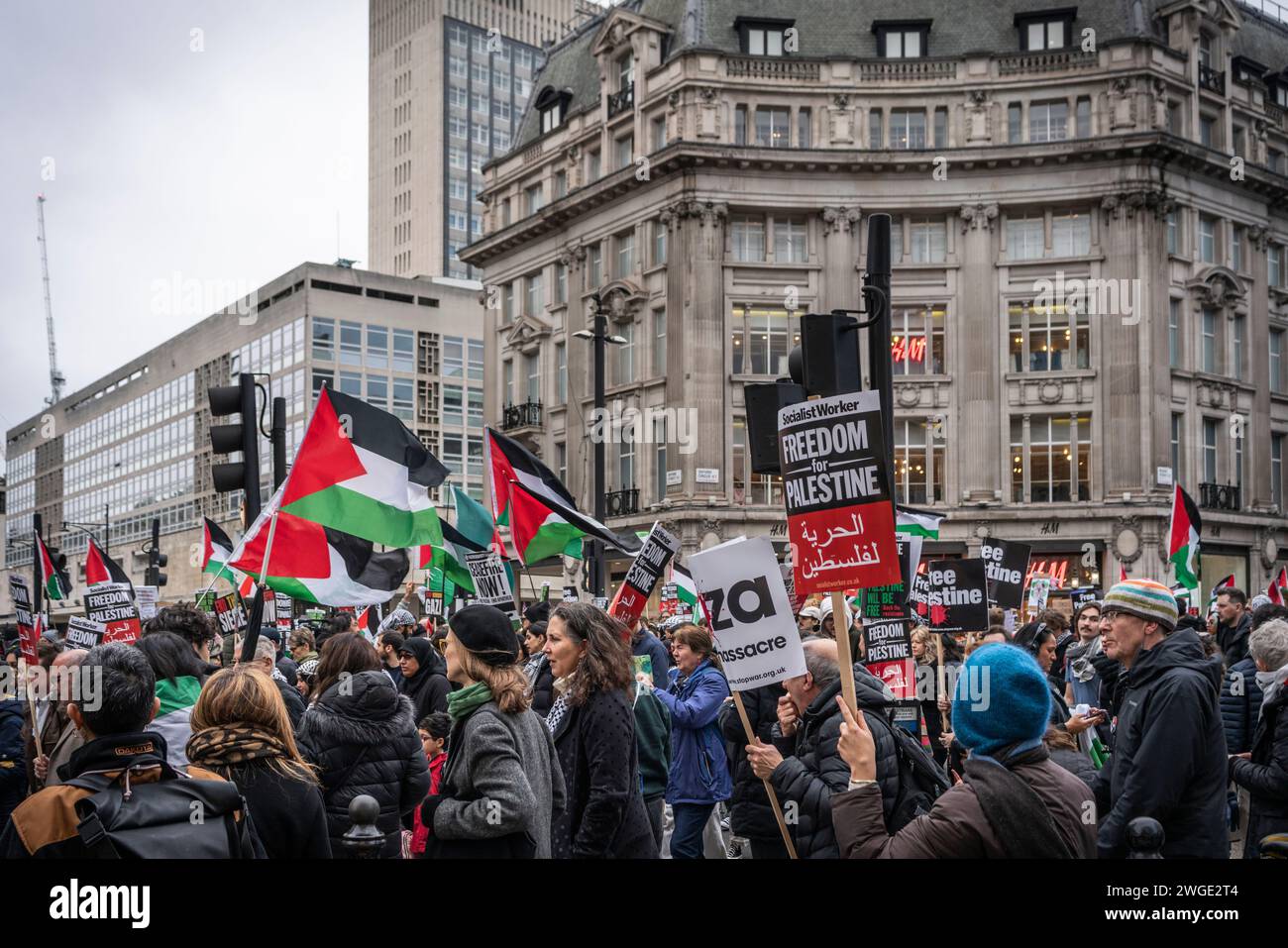 London, Großbritannien. Februar 2024. Freiheitsfahnen und palästinensische Fahnen, die von Friedensaktivisten und Demonstranten während des Pro - Palästina-marsches durch die Oxford Street in Soho gehalten werden, Freie Palästinensische Bewegung London, Großbritannien Stockfoto