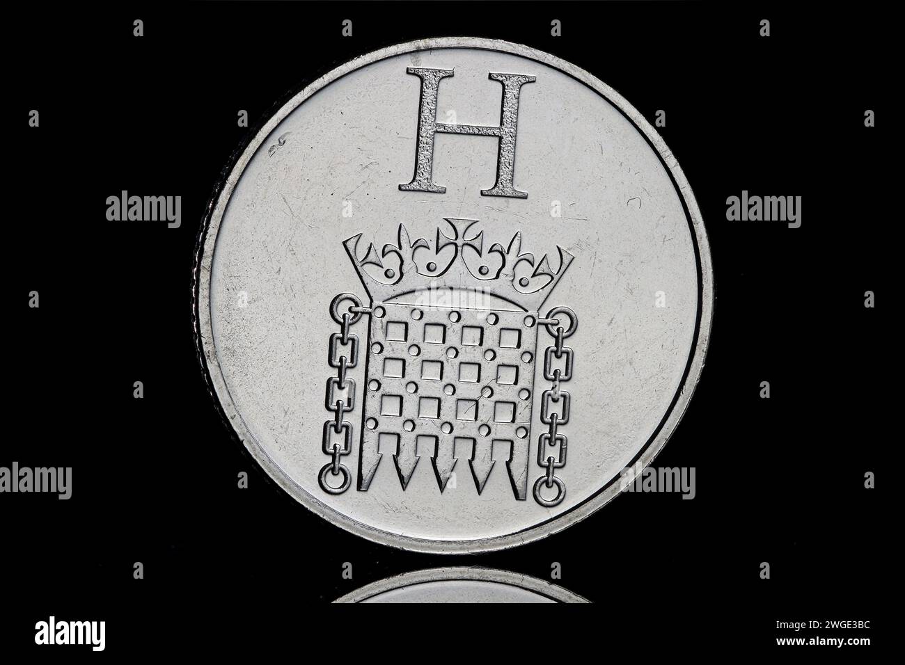 Der Buchstabe "H" für H für die Kammern des Parlaments in der 10-Pence-Münze der Serie A bis Z Stockfoto