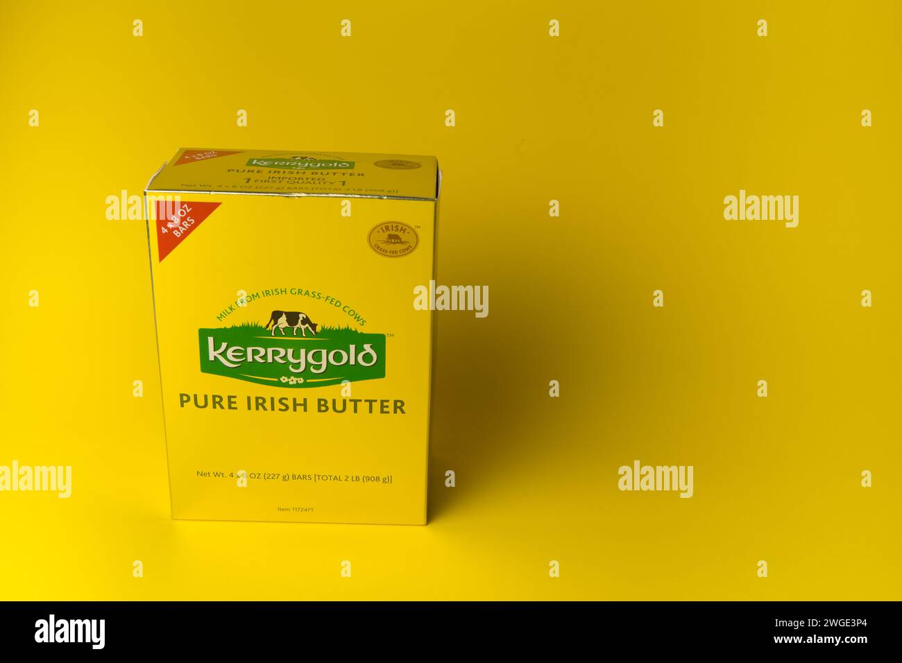 Packungen mit irischer Kerrygold-Butter, die in die USA eingeführt wurden, auf gelbem Hintergrund Stockfoto