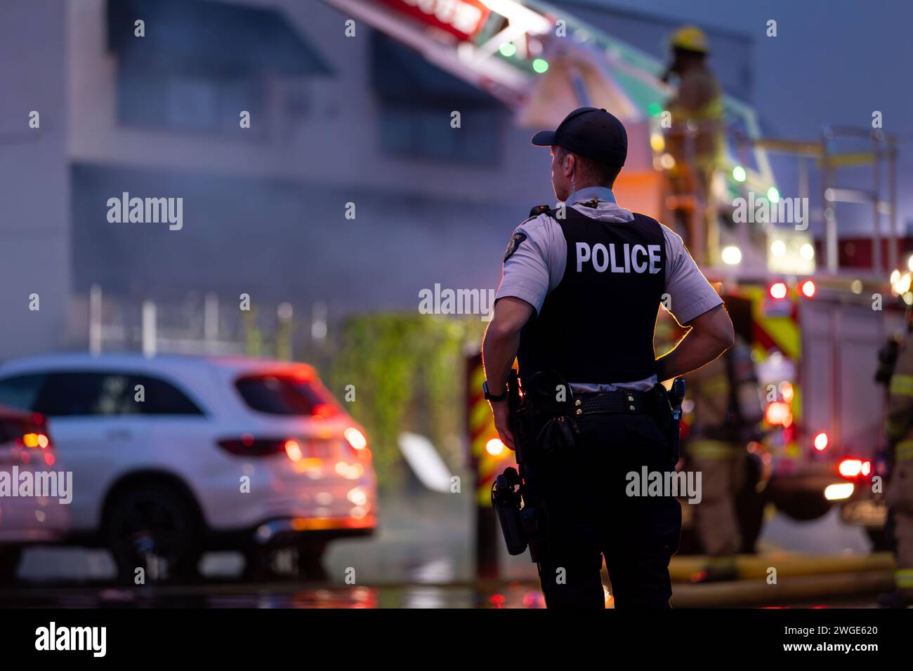 RICHMOND, BC, KANADA - 27. JULI 2023: Richmond Feuerwehrleute und Löschfahrzeuge bekämpfen ein tosendes Feuer, Rettungsdienste, Ersthelfer, Rauch, Wasser Stockfoto