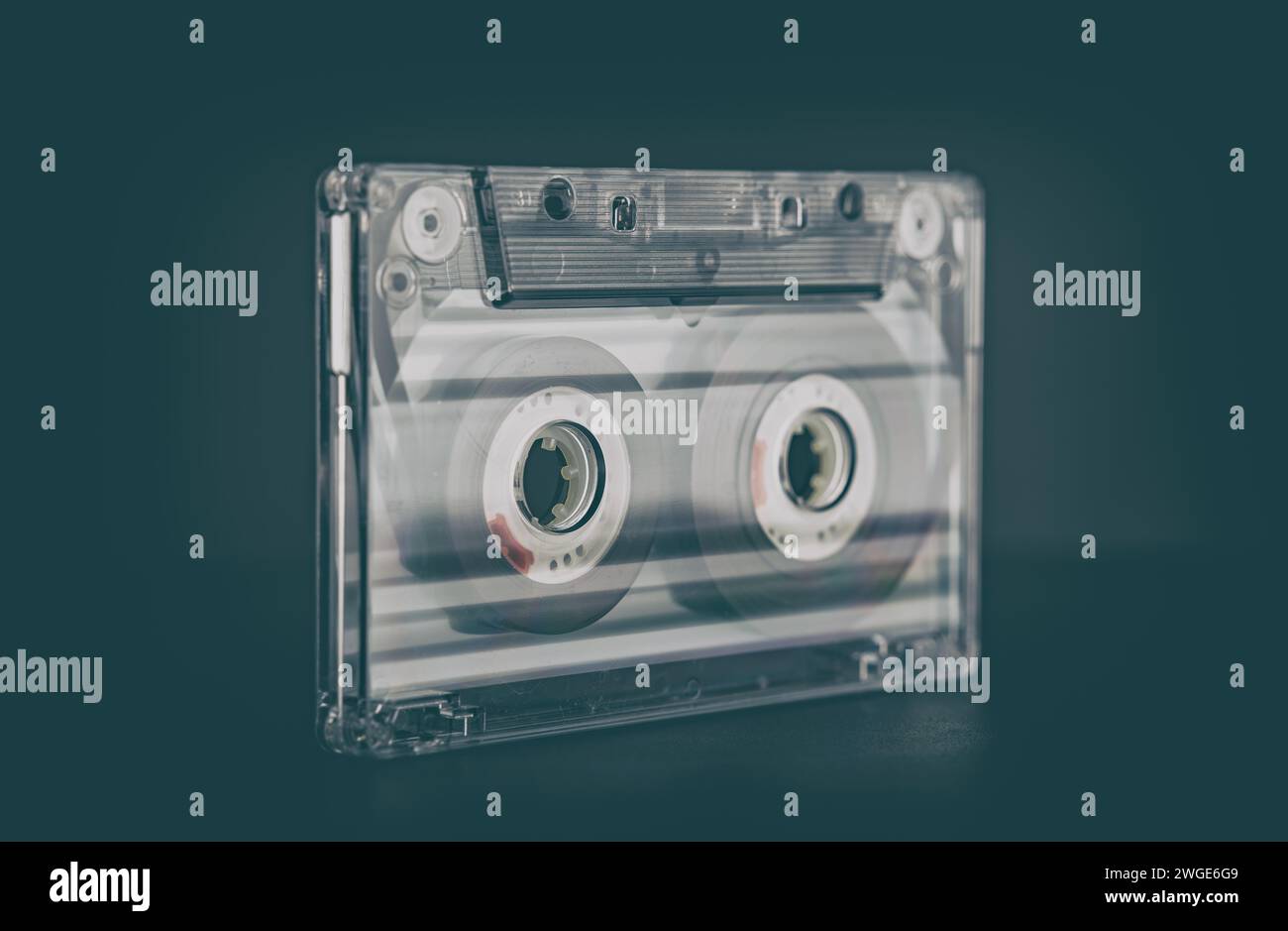 Alte Vintage-Kassettenbänder auf schwarzem Hintergrund. Ein klassisches Audiokassettenband. Stockfoto