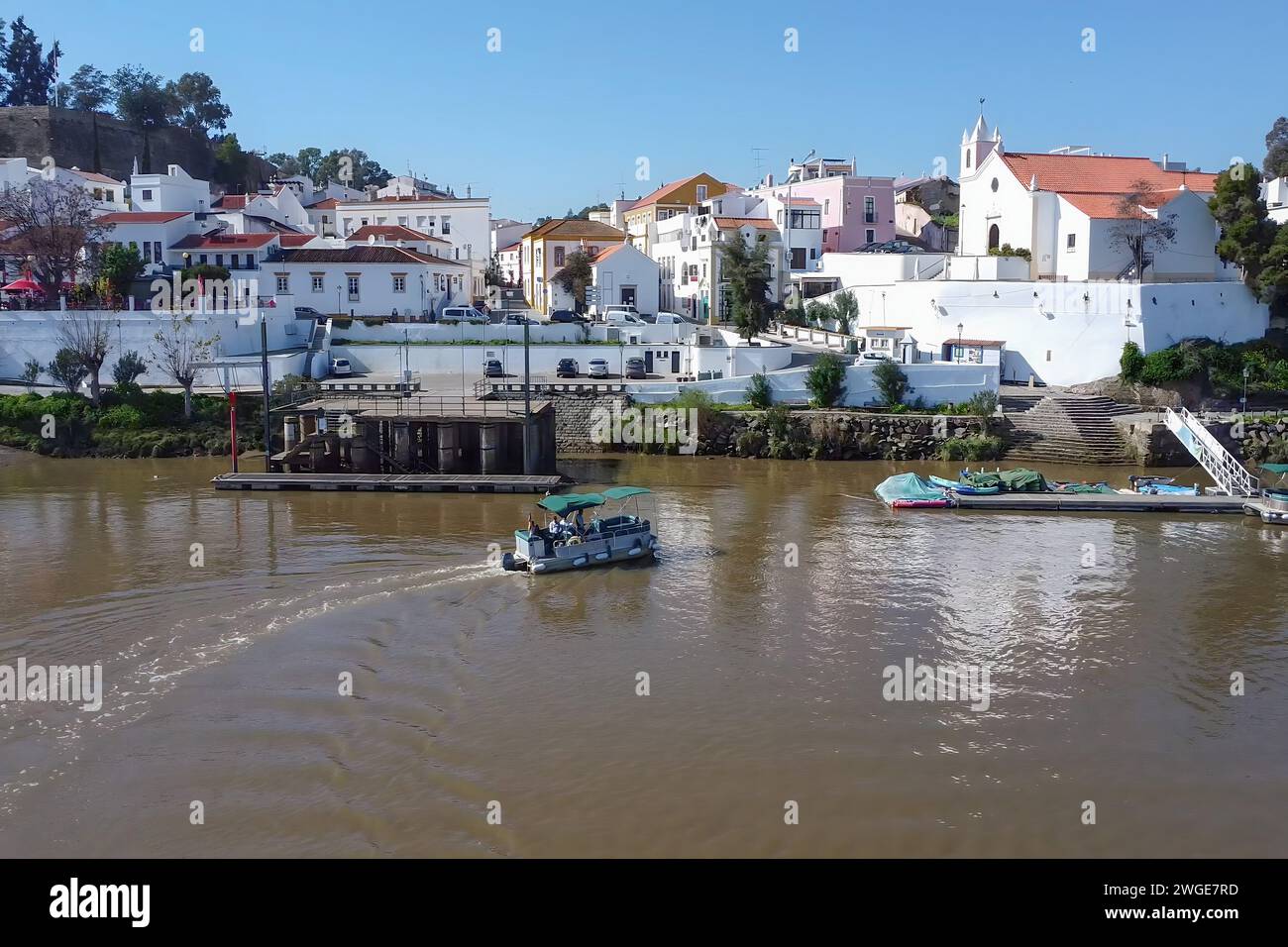 Aus der Vogelperspektive der kleinen Fähre, die von Spanien nach Portugal und umgekehrt über den Fluss Guadalquivir von den Dörfern Sanlucar de Guad aus überquert Stockfoto