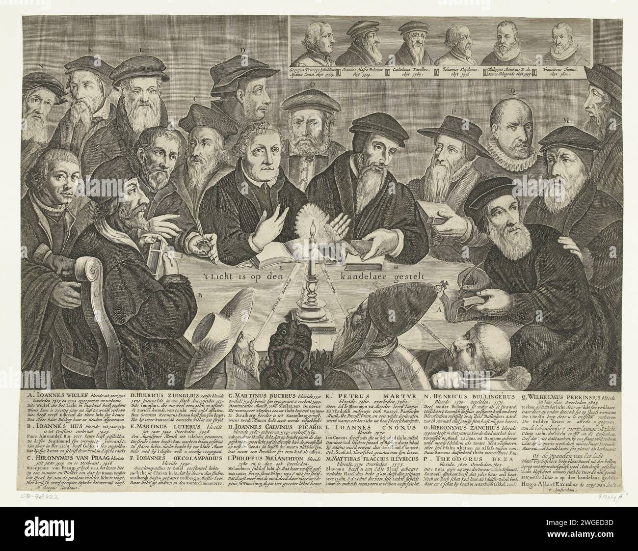 Das Licht wird auf den Kerzenhalter gestellt, 1640–1684 gedruckt Anti-Room-Cartoon mit einer Gruppe von Reformern, die mit einer brennenden Kerze um einen Tisch saßen. Der Kerzenhalter ist auf einem Buch als Evangelium angegeben. Der Teufel, der Papst, ein Kardinal und ein Mönch versuchen, die Kerze vergeblich auszublasen. Die Zahlen sind durch Buchstaben gekennzeichnet, die in der Überschrift in sechs niederländischen Spalten angegeben sind. Druckerei: Nord-Niederlande Spublisher: Amsterdam Papierstich Reformation (römisch-katholische Kirche vs. Protestantismus) Stockfoto