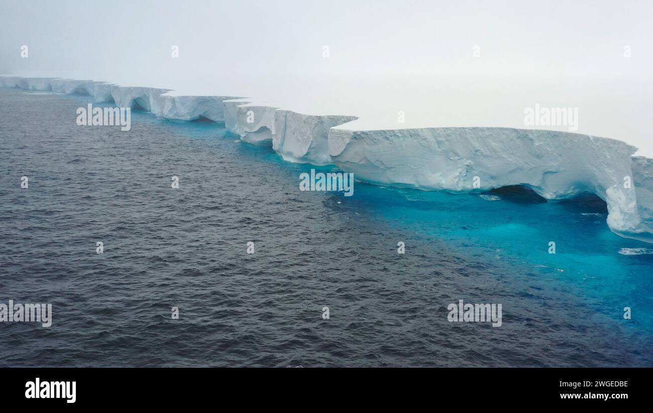 Drohnenansicht des Eisbergs A23a, des größten Eisbergs des Planeten, der im südlichen Ozean nach Norden driftet. Stockfoto
