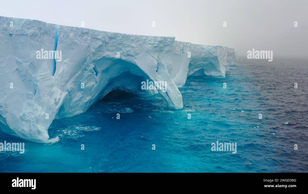Drohnenansicht des Eisbergs A23a, des größten Eisbergs des Planeten, der im südlichen Ozean nach Norden driftet. Stockfoto