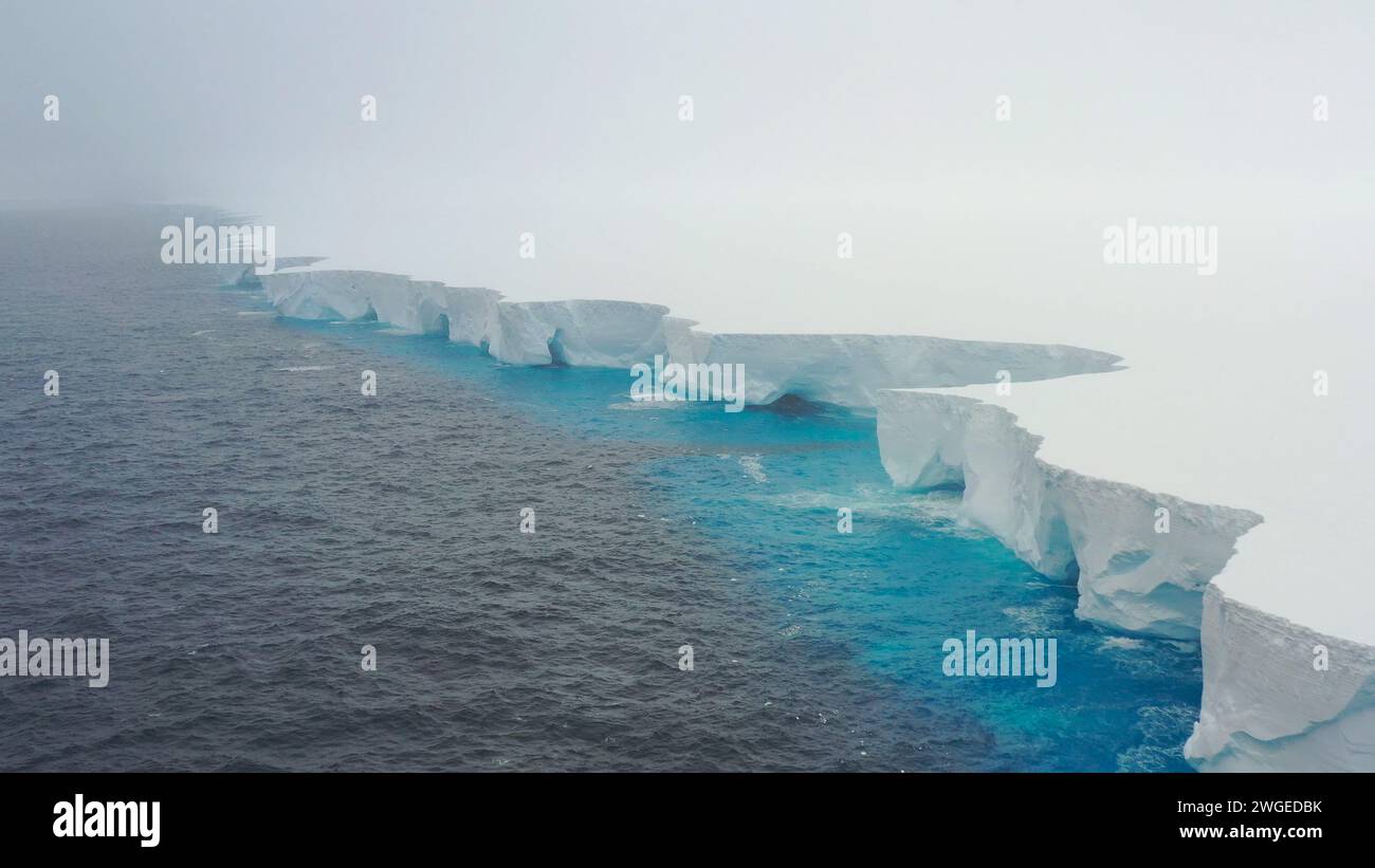 Drohnenansicht des Eisbergs A23a, des größten Eisbergs des Planeten, der im südlichen Ozean nach Norden driftet. Stockfoto