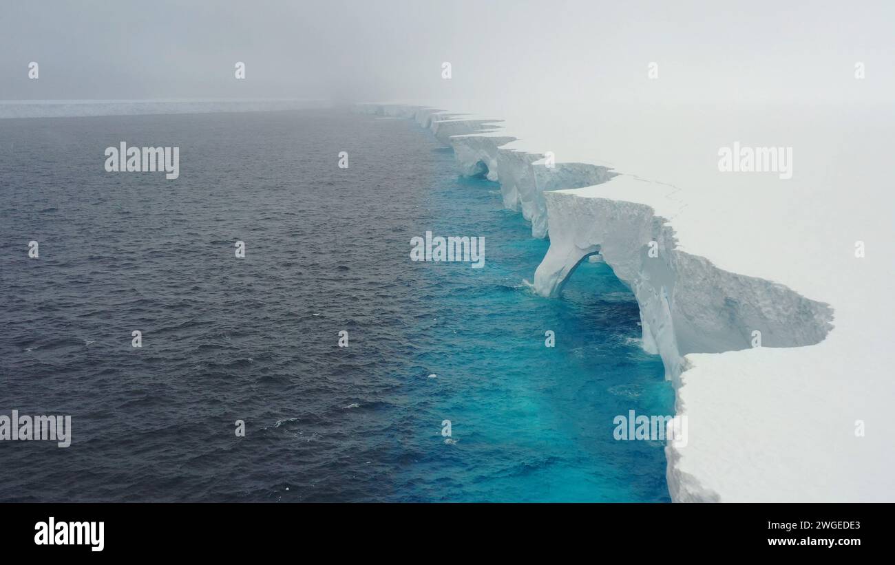 Drohnenansicht des Eisbergs A23a, des größten Eisbergs des Planeten, der im südlichen Ozean nach Norden driftet. Stockfoto