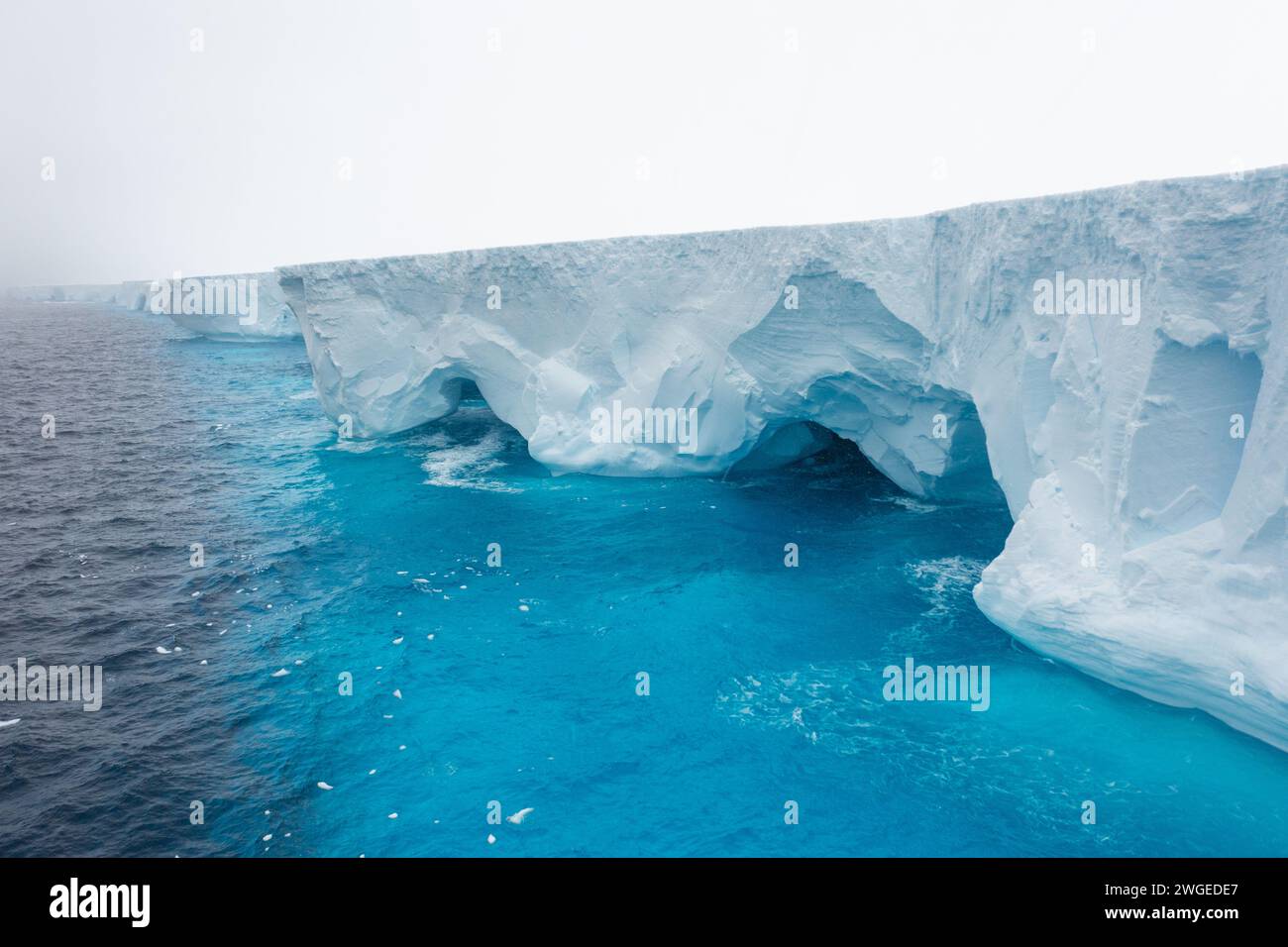 Drohnenansicht des Eisbergs A23a, des größten Eisbergs des Planeten, der im südlichen Ozean nach Norden driftet. Stockfoto