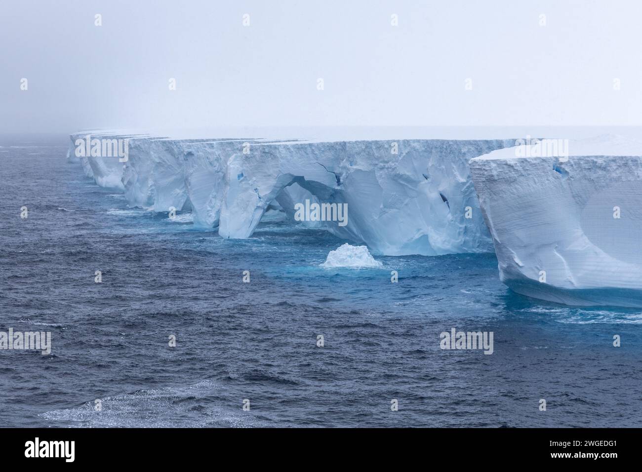 Der Eisberg A23a, der größte Eisberg des Planeten, der im südlichen Ozean nach Norden driftet. Eisberg zeigt Anzeichen von Verfall mit Bögen und Höhlen. Stockfoto