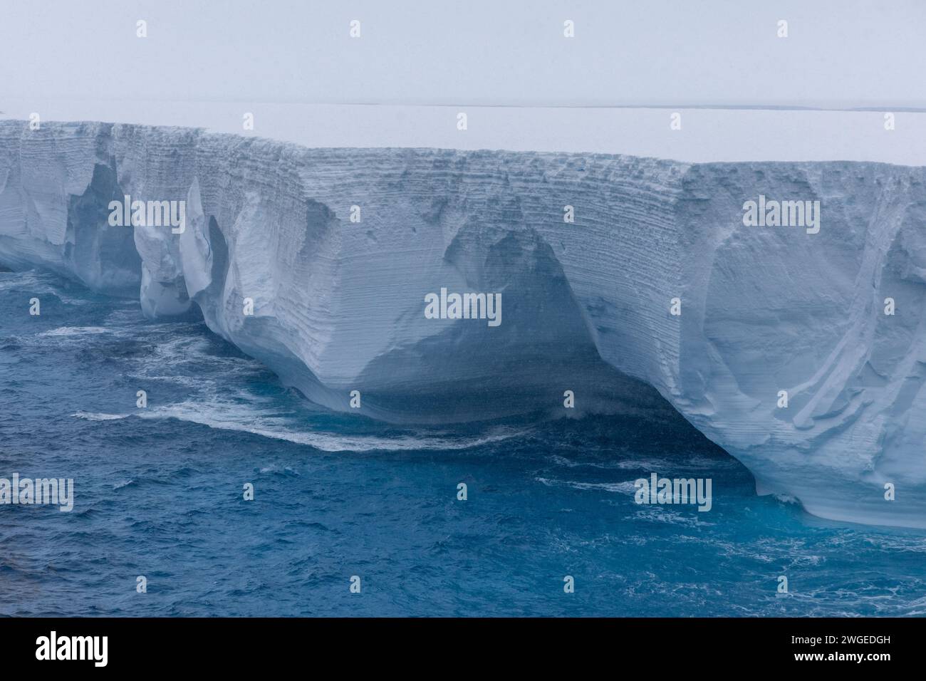 Der Eisberg A23a, der größte Eisberg des Planeten, der im südlichen Ozean nach Norden driftet. Eisberg zeigt Anzeichen von Verfall mit Bögen und Höhlen. Stockfoto
