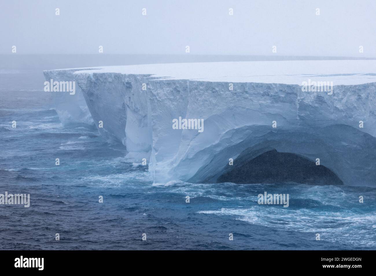 Der Eisberg A23a, der größte Eisberg des Planeten, der im südlichen Ozean nach Norden driftet. Eisberg zeigt Anzeichen von Verfall mit Bögen und Höhlen. Stockfoto