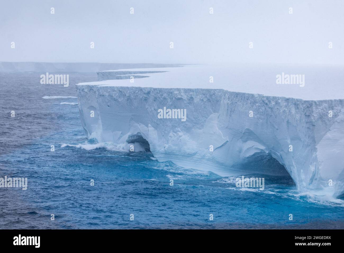 Der Eisberg A23a, der größte Eisberg des Planeten, der im südlichen Ozean nach Norden driftet. Eisberg zeigt Anzeichen von Verfall mit Bögen und Höhlen. Stockfoto
