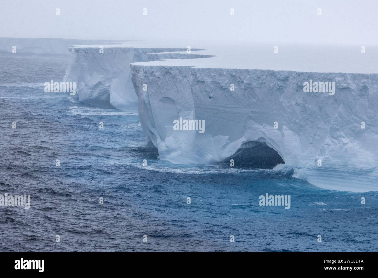 Der Eisberg A23a, der größte Eisberg des Planeten, der im südlichen Ozean nach Norden driftet. Eisberg zeigt Anzeichen von Verfall mit Bögen und Höhlen. Stockfoto