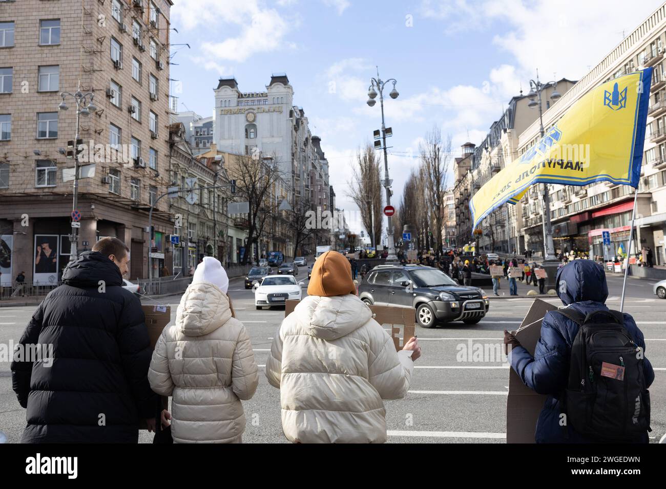 Kiew, Ukraine. Februar 2024. Familie und Verwandte der Asovstal-Verteidiger und anderer ukrainischer Kriegsgefangener halten eine Flagge und Plakate, die ihre Meinung während einer Kundgebung in ZentralKiew zum Ausdruck bringen, in der die Behörden aufgefordert werden, ihre Angehörigen aus russischer Gefangenschaft zurückzubringen. Quelle: SOPA Images Limited/Alamy Live News Stockfoto