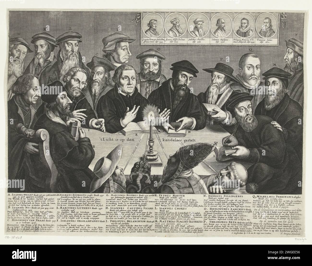 Das Licht wird auf den Kerzenhalter gestellt, 1640–1699 gedruckt Anti-Room-Cartoon mit einer Gruppe von Reformern, die mit einer brennenden Kerze um einen Tisch saßen. Der Kerzenhalter ist auf einem Buch als Evangelium angegeben. Der Teufel, der Papst, ein Kardinal und ein Mönch versuchen, die Kerze vergeblich auszublasen. Die Zahlen sind durch Buchstaben gekennzeichnet, die in der Überschrift in sechs niederländischen Spalten angegeben sind. Druckerei: Nord-Niederlande Spublisher: Amsterdam Papierstich Reformation (römisch-katholische Kirche vs. Protestantismus) Stockfoto