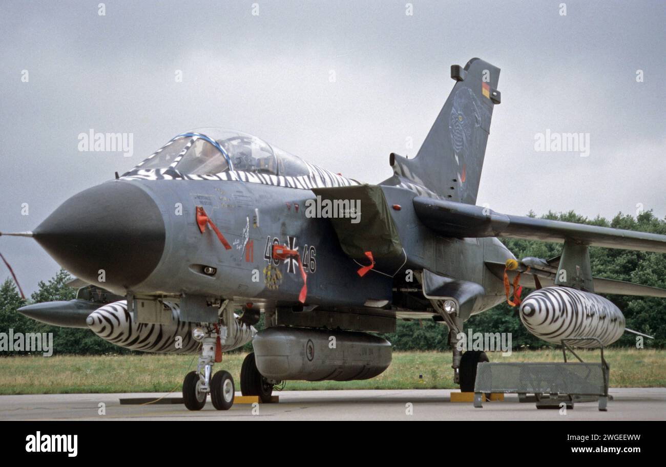 Ein Kampfflugzeug der deutschen Luftwaffe vom Typ Tornado. Das Flugzeug gehört zum Taktischen Luftwaffengeschwader 51 TaktLwG 51, früher: Aufklärungsgeschwader 51 und ist in Schleswig-Jagel stationiert. Das Flugzeug hat anlässlich des NATO Tiger-Meet eine Tiger-Lackierung. Ein Kampfflugzeug der deutschen Luftwaffe vom Typ Tornado. Das Flugzeug gehört zum Taktischen Luftwaffengeschwader 51 TaktLwG 51, früher: Aufklärungsgeschwader 51 und ist in Schleswig-Jagel stationiert. Das Flugzeug hat anlässlich des NATO Tiger-Meet eine Tiger-Lackierung. *** Ein Tornado-Kampfflugzeug der Deutschen Luft für Stockfoto