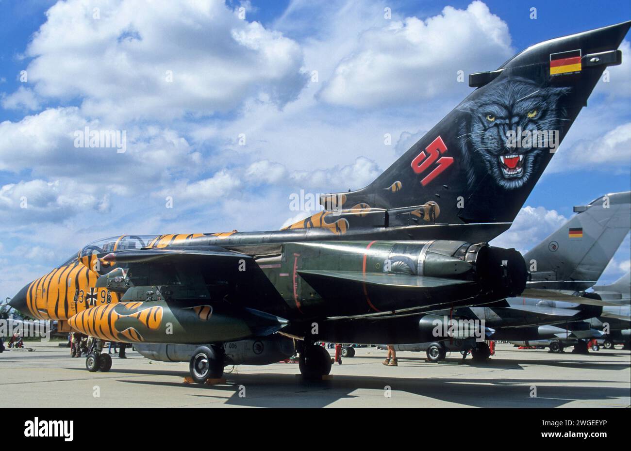 Ein Kampfflugzeug der deutschen Luftwaffe vom Typ Tornado. Das Flugzeug gehört zum Taktischen Luftwaffengeschwader 51 TaktLwG 51, früher: Aufklärungsgeschwader 51 und ist in Schleswig-Jagel stationiert. Das Flugzeug hat anlässlich des NATO Tiger-Meet eine Tiger-Lackierung. Ein Kampfflugzeug der deutschen Luftwaffe vom Typ Tornado. Das Flugzeug gehört zum Taktischen Luftwaffengeschwader 51 TaktLwG 51, früher: Aufklärungsgeschwader 51 und ist in Schleswig-Jagel stationiert. Das Flugzeug hat anlässlich des NATO Tiger-Meet eine Tiger-Lackierung. *** Ein Tornado-Kampfflugzeug der Deutschen Luft für Stockfoto