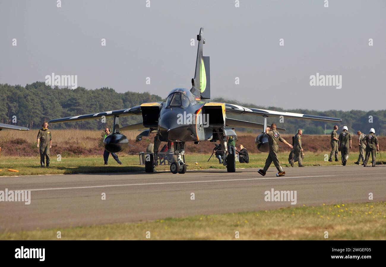 Ein Kampfflugzeug der deutschen Luftwaffe vom Typ Tornado. Das Flugzeug gehört zum Taktischen Luftwaffengeschwader 51 TaktLwG 51, früher: Aufklärungsgeschwader 51 und ist in Schleswig-Jagel stationiert. Das Flugzeug hat anlässlich des NATO Tiger-Meet eine Tiger-Lackierung. Ein Kampfflugzeug der deutschen Luftwaffe vom Typ Tornado. Das Flugzeug gehört zum Taktischen Luftwaffengeschwader 51 TaktLwG 51, früher: Aufklärungsgeschwader 51 und ist in Schleswig-Jagel stationiert. Das Flugzeug hat anlässlich des NATO Tiger-Meet eine Tiger-Lackierung. *** Ein Tornado-Kampfflugzeug der Deutschen Luft für Stockfoto