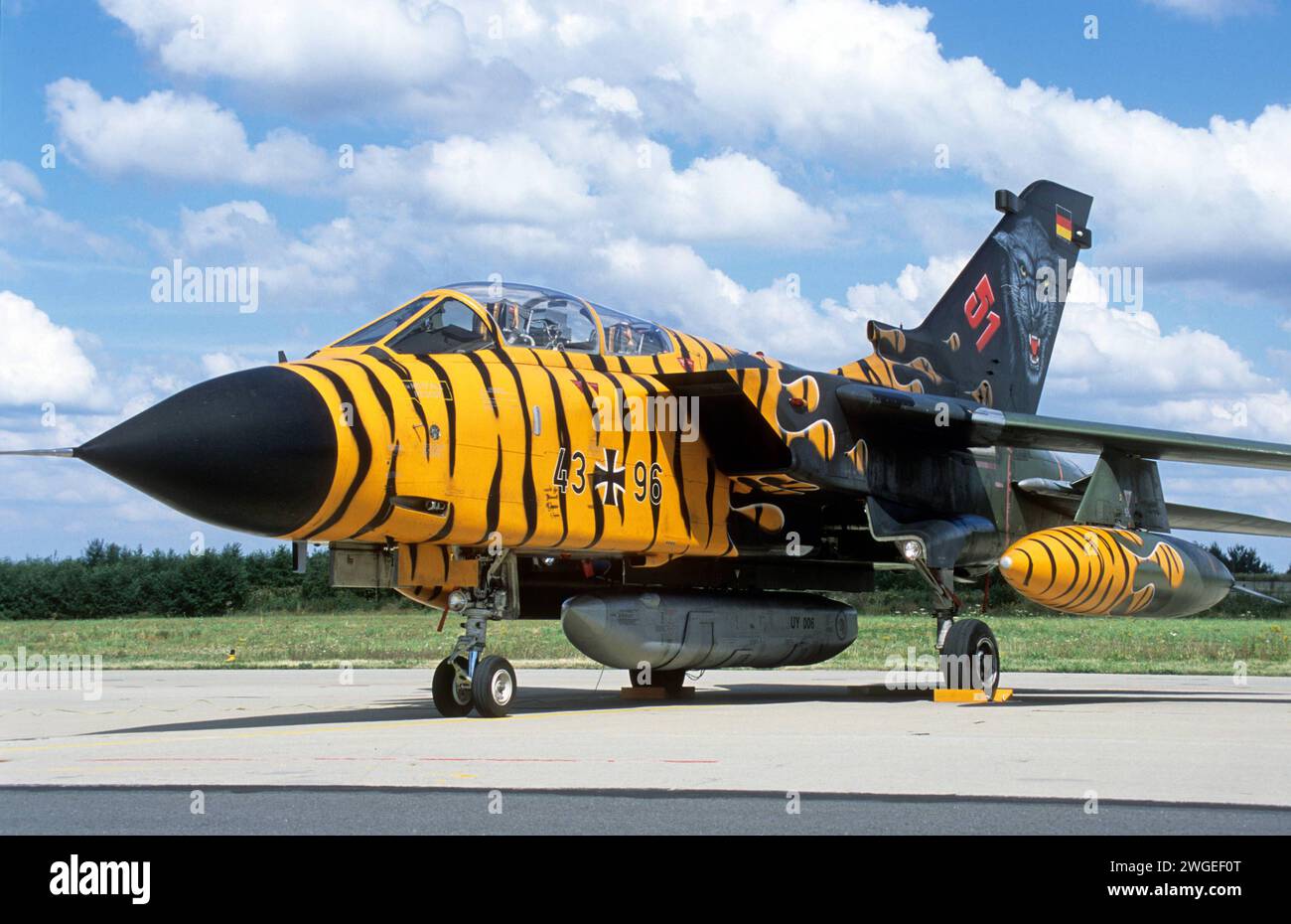 Ein Kampfflugzeug der deutschen Luftwaffe vom Typ Tornado. Das Flugzeug gehört zum Taktischen Luftwaffengeschwader 51 TaktLwG 51, früher: Aufklärungsgeschwader 51 und ist in Schleswig-Jagel stationiert. Das Flugzeug hat anlässlich des NATO Tiger-Meet eine Tiger-Lackierung. Ein Kampfflugzeug der deutschen Luftwaffe vom Typ Tornado. Das Flugzeug gehört zum Taktischen Luftwaffengeschwader 51 TaktLwG 51, früher: Aufklärungsgeschwader 51 und ist in Schleswig-Jagel stationiert. Das Flugzeug hat anlässlich des NATO Tiger-Meet eine Tiger-Lackierung. *** Ein Tornado-Kampfflugzeug der Deutschen Luft für Stockfoto