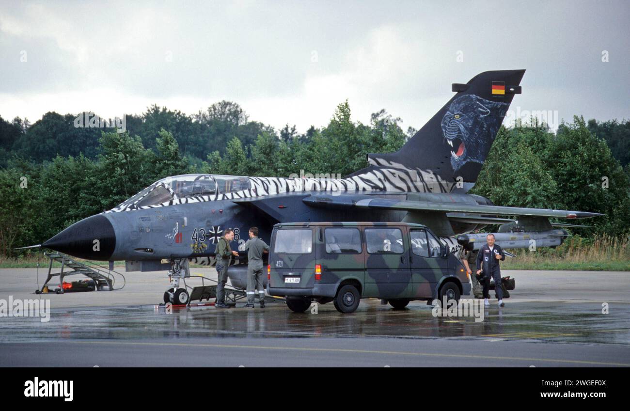 Ein Kampfflugzeug der deutschen Luftwaffe vom Typ Tornado. Das Flugzeug gehört zum Taktischen Luftwaffengeschwader 51 TaktLwG 51, früher: Aufklärungsgeschwader 51 und ist in Schleswig-Jagel stationiert. Das Flugzeug hat anlässlich des NATO Tiger-Meet eine Tiger-Lackierung. Ein Kampfflugzeug der deutschen Luftwaffe vom Typ Tornado. Das Flugzeug gehört zum Taktischen Luftwaffengeschwader 51 TaktLwG 51, früher: Aufklärungsgeschwader 51 und ist in Schleswig-Jagel stationiert. Das Flugzeug hat anlässlich des NATO Tiger-Meet eine Tiger-Lackierung. *** Ein Tornado-Kampfflugzeug der Deutschen Luft für Stockfoto