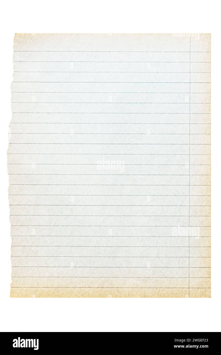 Vergilbtes, liniertes Blatt Papier, das aus einem alten Notizbuch gerissen wurde. Isoliert auf weißem Hintergrund. Stockfoto