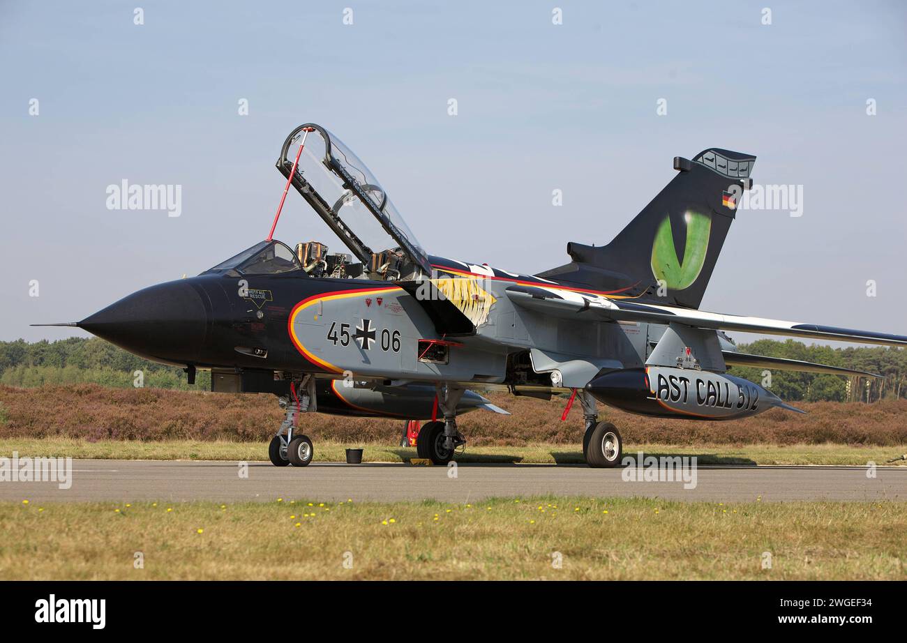 Ein Kampfflugzeug der deutschen Luftwaffe vom Typ Tornado. Das Flugzeug gehört zum Taktischen Luftwaffengeschwader 51 TaktLwG 51, früher: Aufklärungsgeschwader 51 und ist in Schleswig-Jagel stationiert. Das Flugzeug hat anlässlich des NATO Tiger-Meet eine Tiger-Lackierung. Ein Kampfflugzeug der deutschen Luftwaffe vom Typ Tornado. Das Flugzeug gehört zum Taktischen Luftwaffengeschwader 51 TaktLwG 51, früher: Aufklärungsgeschwader 51 und ist in Schleswig-Jagel stationiert. Das Flugzeug hat anlässlich des NATO Tiger-Meet eine Tiger-Lackierung. *** Ein Tornado-Kampfflugzeug der Deutschen Luft für Stockfoto