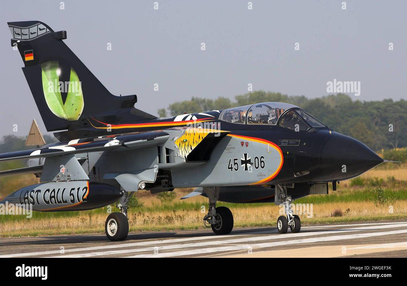 Ein Kampfflugzeug der deutschen Luftwaffe vom Typ Tornado. Das Flugzeug gehört zum Taktischen Luftwaffengeschwader 51 TaktLwG 51, früher: Aufklärungsgeschwader 51 und ist in Schleswig-Jagel stationiert. Das Flugzeug hat anlässlich des NATO Tiger-Meet eine Tiger-Lackierung. Ein Kampfflugzeug der deutschen Luftwaffe vom Typ Tornado. Das Flugzeug gehört zum Taktischen Luftwaffengeschwader 51 TaktLwG 51, früher: Aufklärungsgeschwader 51 und ist in Schleswig-Jagel stationiert. Das Flugzeug hat anlässlich des NATO Tiger-Meet eine Tiger-Lackierung. *** Ein Tornado-Kampfflugzeug der Deutschen Luft für Stockfoto
