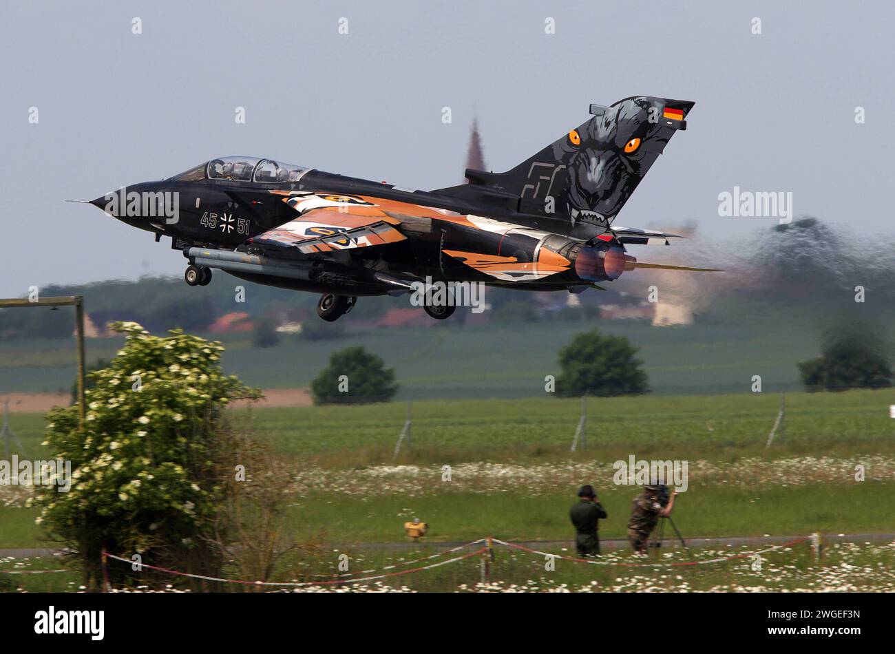 Ein Kampfflugzeug der deutschen Luftwaffe vom Typ Tornado startete vom französischen Militärflugplatz Cambrai. Das Flugzeug gehört zum Taktischen Luftwaffengeschwader 51 TaktLwG 51, früher: Aufklärungsgeschwader 51 und ist in Schleswig-Jagel stationiert. Das Flugzeug hat anlässlich des NATO Tiger-Meet eine Tiger-Lackierung. Ein Kampfflugzeug der deutschen Luftwaffe vom Typ Tornado startete vom französischen Militärflugplatz Cambrai. Das Flugzeug gehört zum Taktischen Luftwaffengeschwader 51 TaktLwG 51, früher: Aufklärungsgeschwader 51 und ist in Schleswig-Jagel stationiert. Das Flugzeug hat anlä Stockfoto